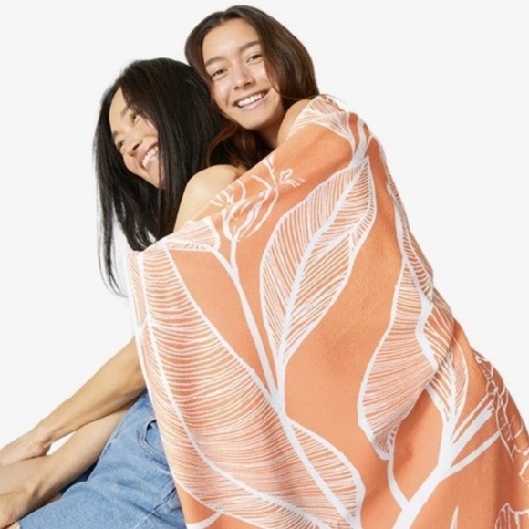 Summer & Rose Outdoor Roundie - Picture 2 of 4